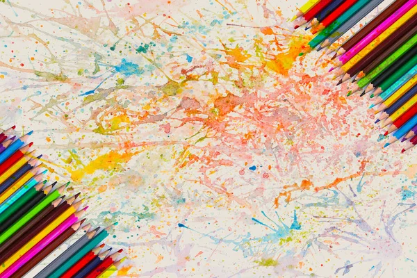 Crayons Couleur Sur Fond Blanc Avec Éclaboussures Aquarelle Chaotiques Colorées — Photo