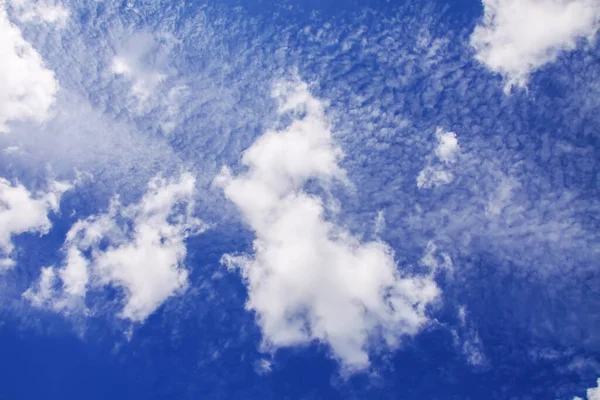 Blauer Himmel Hintergrund Mit Weißen Flauschigen Wolken Warmen Sommertag — Stockfoto