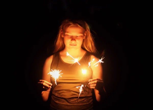 Teenager Girl Holding Burning Sparklers Her Hands Night Darkness Background — Foto de Stock