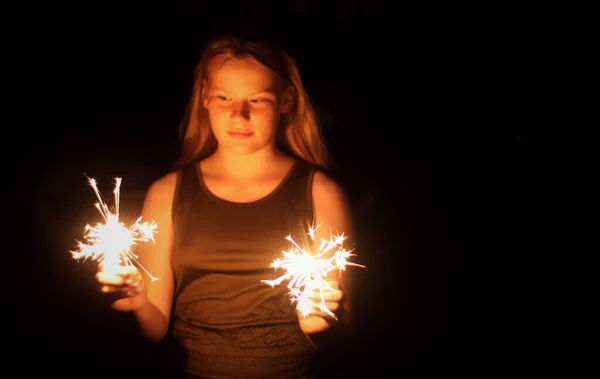 Teenager Girl Holding Burning Sparklers Her Hands Night Darkness Background — kuvapankkivalokuva