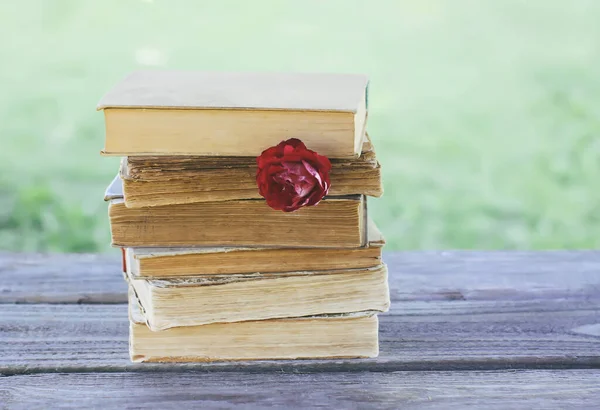 Vintage Kaart Met Stapel Oude Boeken Rode Roos Bloem Buiten — Stockfoto