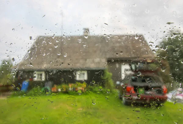 Pátio Com Edifícios Antigos Atrás Vidro Molhado Com Gotas Chuva — Fotografia de Stock