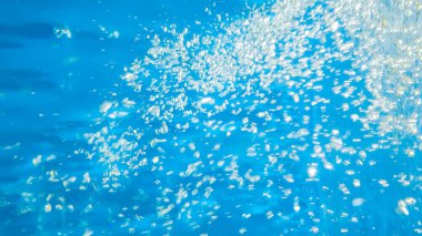 Derinlerde oksijen kabarcıkları var. Doğal sıvı mavi arkaplan.