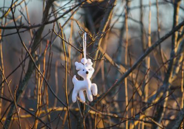 Ağaçtaki küçük beyaz geyik süsü..