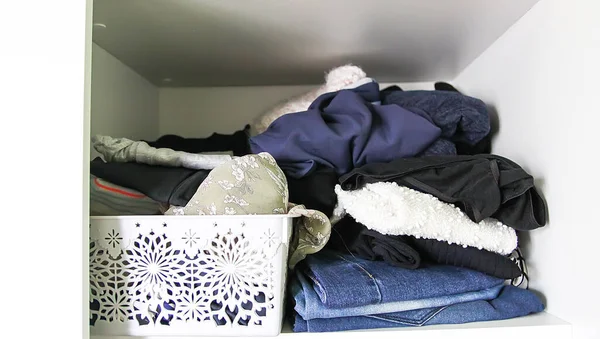 不同的衣服在家里的衣柜里用纸片写着 小空间组织 垂直存储 面料箱中的展开式衬衫 — 图库照片