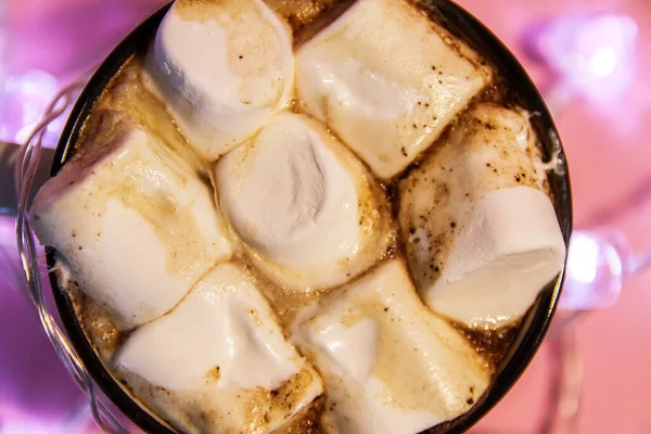 Keramikbecher Mit Heißem Frischem Kakaogetränk Mit Schmelzendem Süßen Marshmallow Auf — Stockfoto