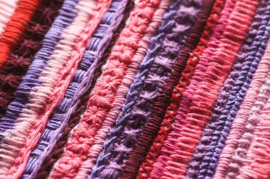 Tuvale işlenmiş nakış. Kapatın..