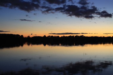 Gölün üzerinde güzel bir gün batımı