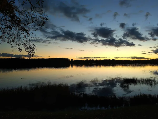 พระอาท ตกท สวยงามเหน อทะเลสาบ — ภาพถ่ายสต็อก
