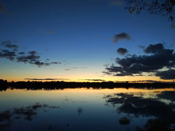 湖の上に美しい夕日 — ストック写真