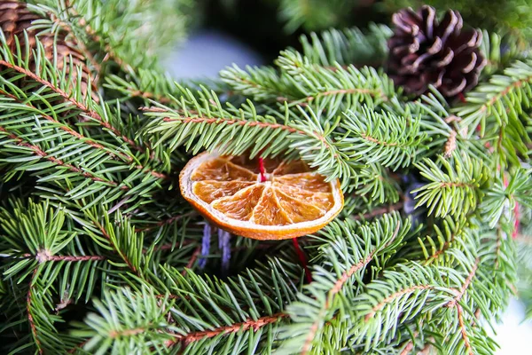 Yılbaşı Noel Için Köknar Ağacı Dalları Üzerine Dekorasyonlar — Stok fotoğraf