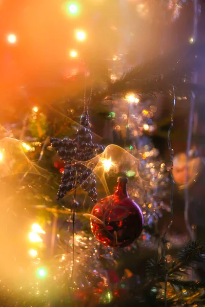 Yılbaşı Noel Için Köknar Ağacı Dalları Üzerine Dekorasyonlar — Stok fotoğraf
