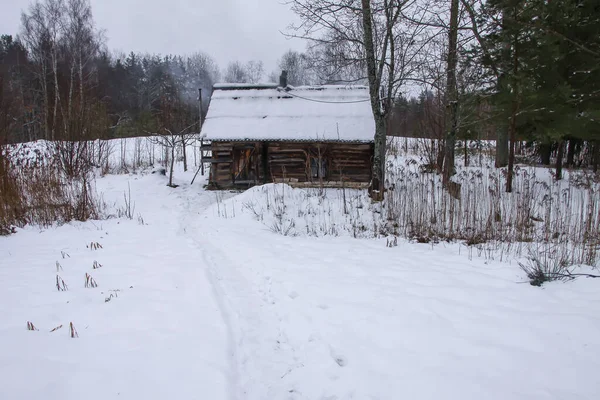 Eski Ahşap Kırsal Binalarla Kırsal Alanda Kış Manzarası — Stok fotoğraf
