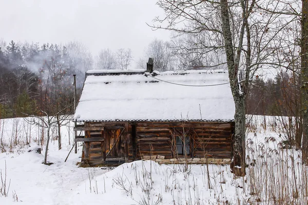 Kırsal Kesimdeki Eski Ahşap Hamam Binası Ile Kırsal Alanda Kış — Stok fotoğraf