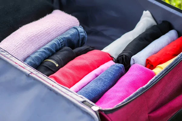 Ouvrez Valise Sur Herbe Verte Avec Différents Vêtements Pliés Verticalement — Photo