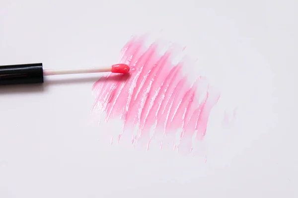 Χειροποίητο Σχήμα Της Καρδιάς Δείγμα Ροζ Lip Gloss Λευκό Φόντο — Φωτογραφία Αρχείου