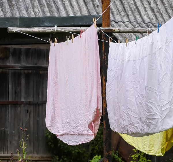 Linge Lit Fraîchement Lavé Suspendu Corde Extérieur Séchage Des Vêtements — Photo