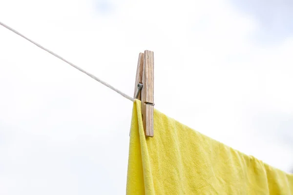 Vers Gewassen Beddengoed Dat Buiten Aan Het Touw Hangt Kleding — Stockfoto