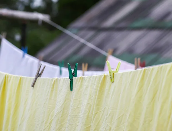 Roupa Cama Recém Lavada Pendurada Corda Livre Secagem Roupas Pátio — Fotografia de Stock