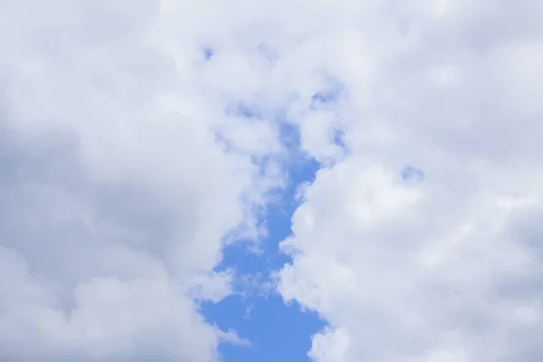 Blauer Sommerhimmel Mit Weißen Flauschigen Wolken — Stockfoto