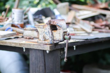 Eski el yapımı paslı ahlak aracı