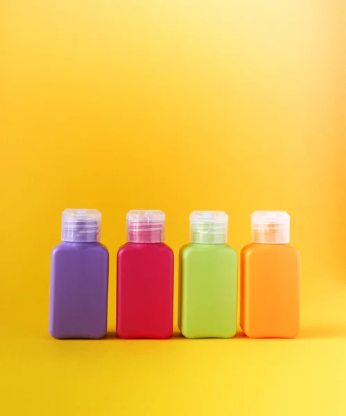 Πολύχρωμα Πλαστικά Μπουκάλια Για Προϊόντα Περιποίησης Του Δέρματος Έντονο Κίτρινο — Φωτογραφία Αρχείου