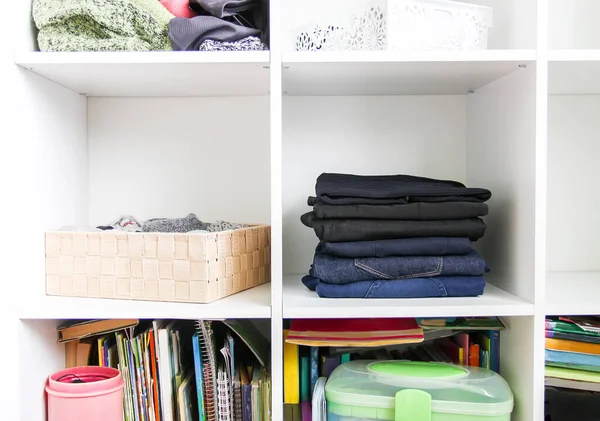 Home Garderobe Met Verschillende Kleren Kleine Ruimteorganisatie Het Contrast Tussen — Stockfoto