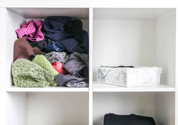 家里的衣橱有不同的衣服 小空间组织 秩序和混乱的对比 纵向储存 — 图库照片