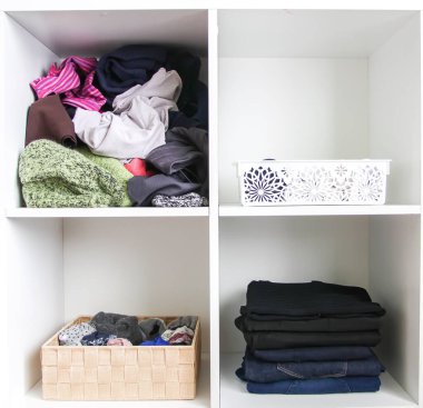 Farklı kıyafetleri olan bir gardırop. Küçük uzay organizasyonu. Düzen ve düzensizliğin karşıtlığı. Dikey depolama.