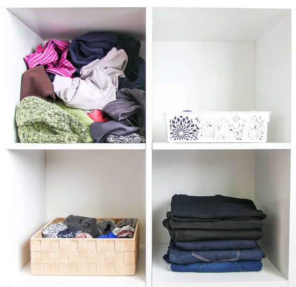 Home Garderobe Met Verschillende Kleren Kleine Ruimteorganisatie Het Contrast Tussen — Stockfoto