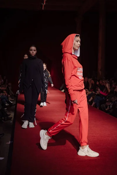 러시아 아스트라한 - 2019 년 11 월 01 일. 캐스퍼 패션쇼 주중 여성 모델은 빨간러 웨이를 걷고, 패션쇼를 진행 한다. — 스톡 사진
