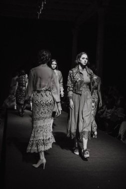 Astrakhan Rusya - 01 Kasım 2019. Caspian Moda Haftası. Bir kadın model kırmızı pistte yürüyor. Moda gösterisi, podyum yürüyüşü.