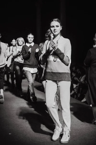 ASTRAKHAN RUSSIA - NOVEMBRO 01, 2019. Caspian Fashion Week.A modelo mulher caminha na pista vermelha.Desfile de moda, evento passarela — Fotografia de Stock