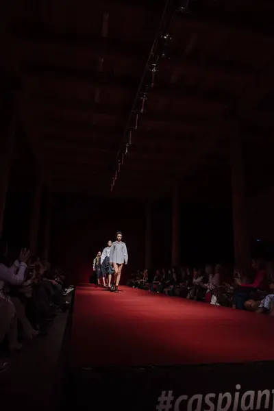 ASTRAKHAN RUSSIA - NOVEMBRO 01, 2019. Caspian Fashion Week.A modelo mulher caminha na pista vermelha.Desfile de moda, evento passarela — Fotografia de Stock