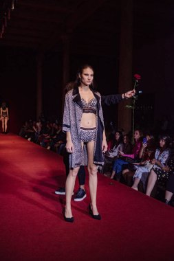 Astrakhan Rusya - 01 Kasım 2019. Caspian Moda Haftası. Podyumda kirli iç çamaşırlı mankenler..