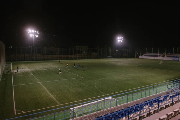 Geceleri futbol stadyumunun fotoğrafı.