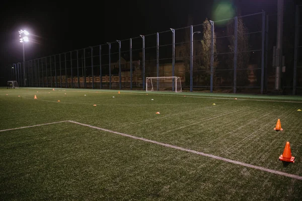 Coni arancioni per allenare il calcio sul campo — Foto Stock