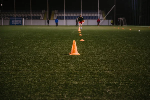 Coni arancioni per allenare il calcio sul campo — Foto Stock