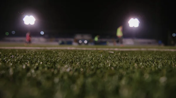 Astratto sfondo campo di erba verde con luci bokeh offuscata . — Foto Stock