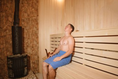 Saunada dinlendirici ve sağlıklı kalmak yakışıklı adam