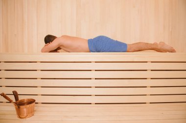 Saunada dinlendirici ve sağlıklı kalmak yakışıklı adam