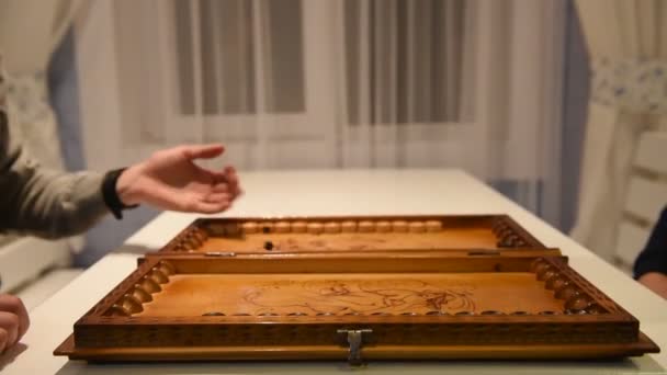 Due Uomini Che Giocano Backgammon Vista Dall Alto — Video Stock