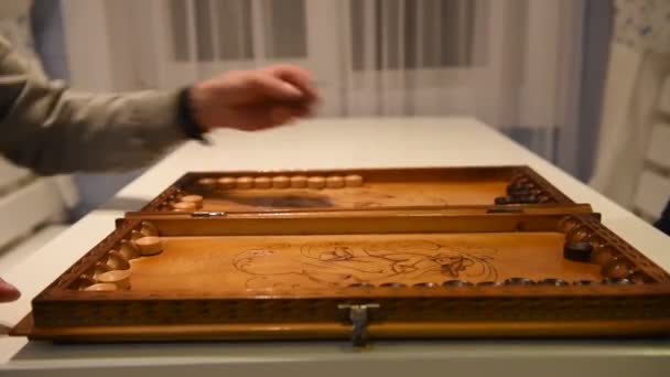 Due Uomini Che Giocano Backgammon Vista Dall Alto — Video Stock