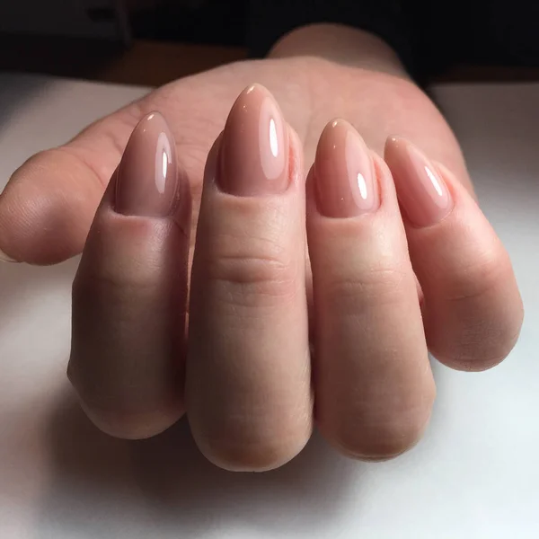 Női kéz stílusos rózsaszín manikűr fehér háttér — Stock Fotó