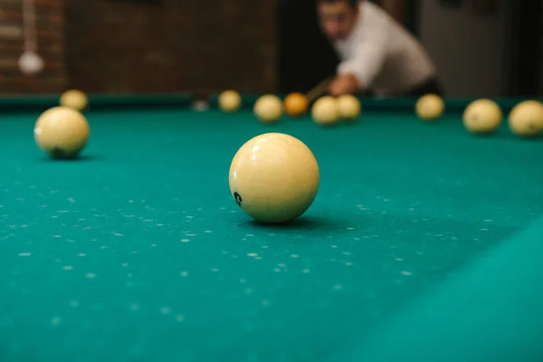 Primo piano della mano di un uomo che gioca a biliardo su un tavolo da biliardo verde — Foto Stock