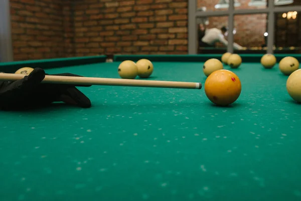 Snooker. Yakın plan. Bilardo oynayan erkeklerin elleri — Stok fotoğraf