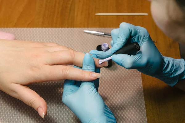 La manicura hace la manicura de hardware de cerca. El tratamiento de las uñas con la ayuda del hardware manicura — Foto de Stock