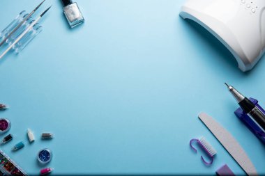 Manikür ve pedikür ekipman mavi zemin üzerine Üstten Görünüm