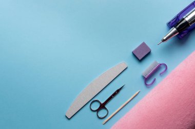 Manikür ve pedikür ekipman mavi zemin üzerine Üstten Görünüm