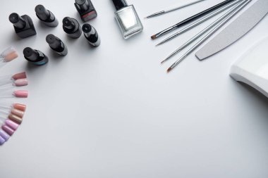 Manikür ve pedikür ekipman beyaz arka plan üzerinde Üstten Görünüm